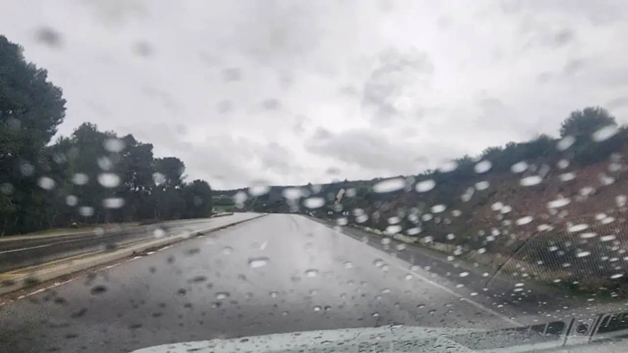 توقعات أحوال الطقس في المغرب تثير الترقب حيال أمطار رعدية وثلوج بالأطلس وتأثير الرياح